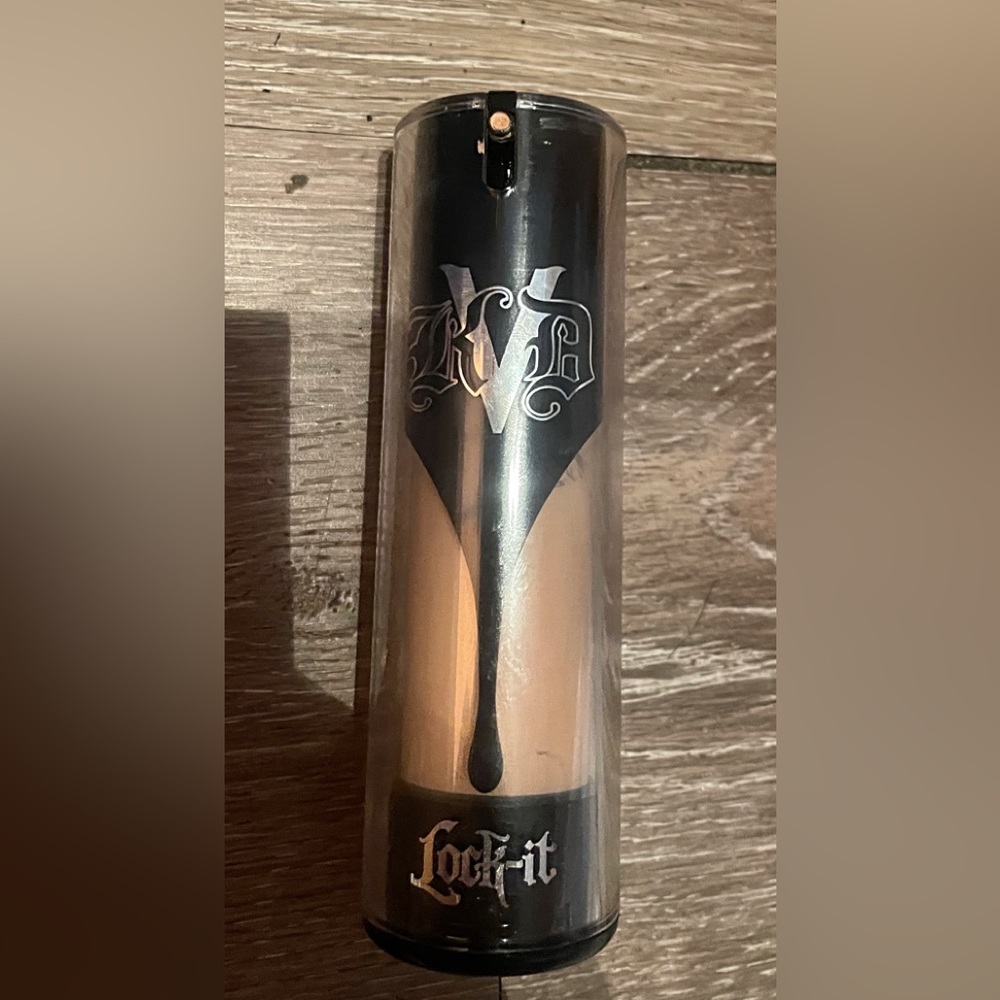 Like new KAT VON D lock it full coverage foundation, long lasting concealer